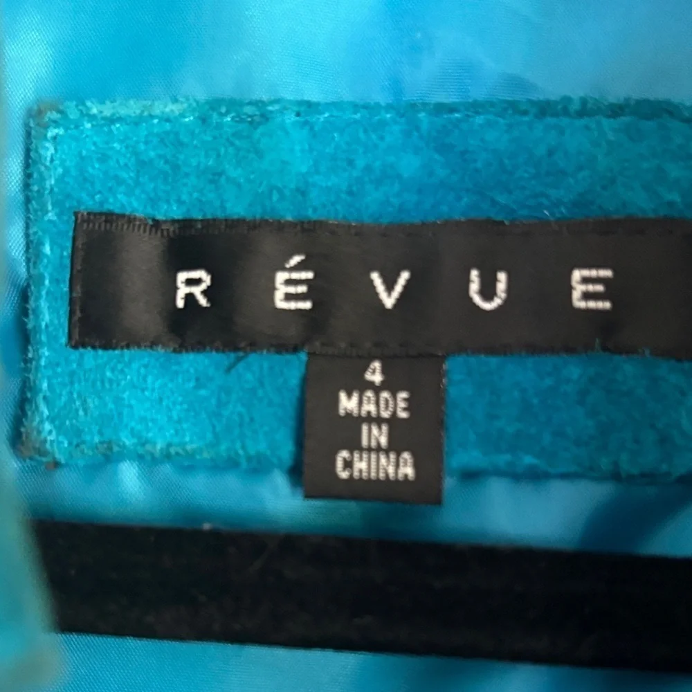 Revue his neck